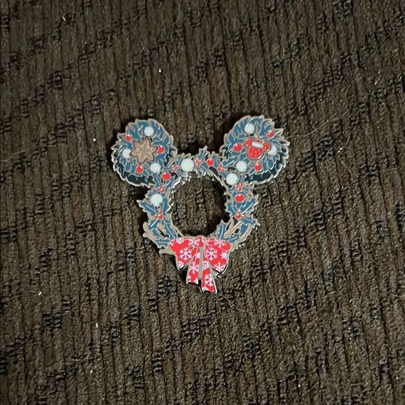 Disney Christmas 2021 Mickey Icon Wreath Holiday Pin - Picture 1 of 2